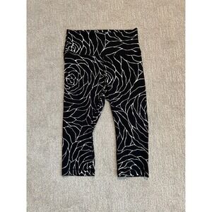 Lululemon Black White Rose Floral‎ Crop Leggings Athletic Womens Size 6